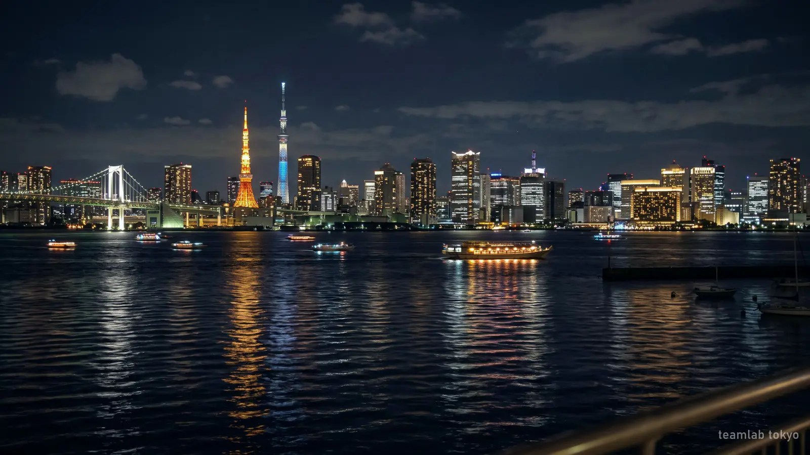 Illustration: die Skyline von Tokio bei Nacht von der Bucht aus, die Stadt der beiden teamLab-Museen